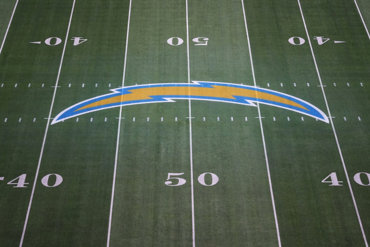 Photo: chargers broncos line