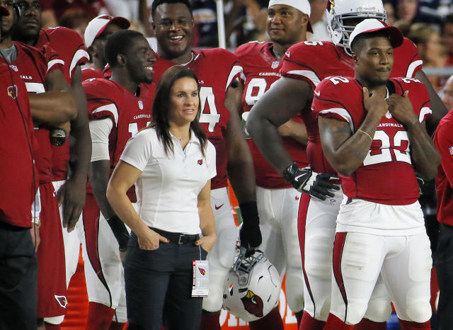 Photo: lady nfl coach