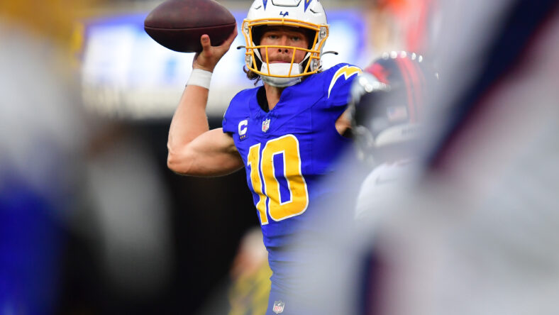 Photo: los angeles chargers standing