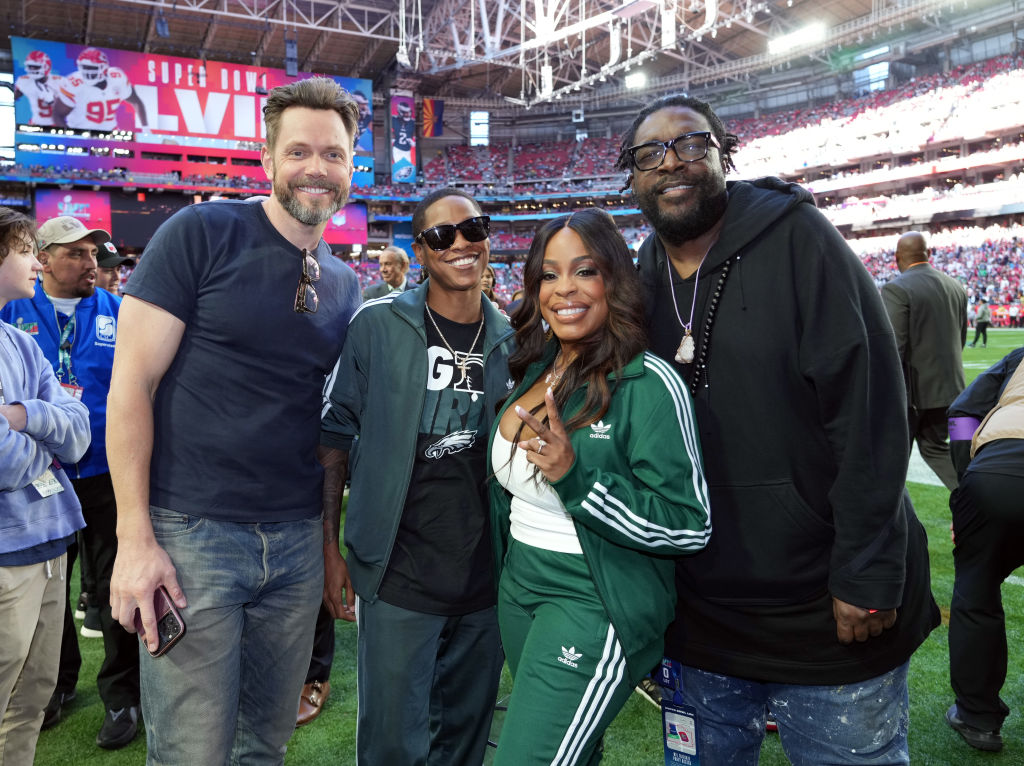 Photo: famous celebrities at the super bowl