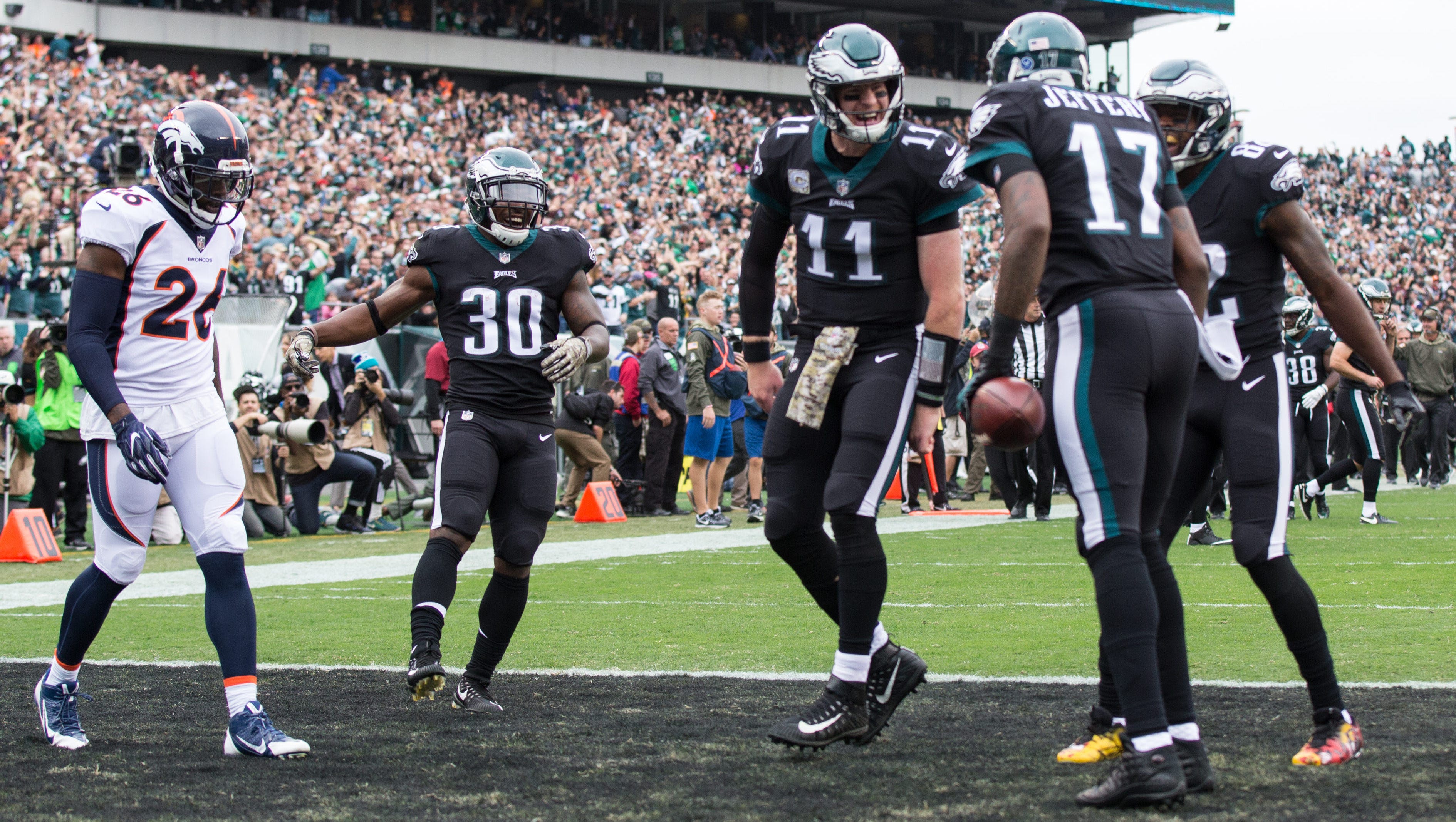 Photo: broncos and eagles players