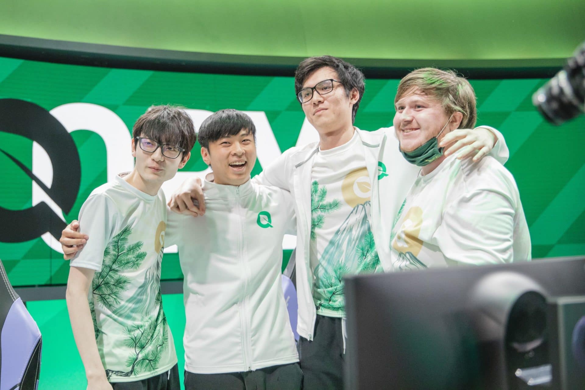 Photo: flyquest lol roster